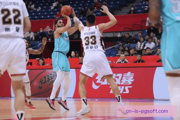 青岛男篮四中场菱形站位，轮转压迫掌控比赛节奏